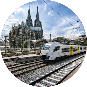 MittelrheinBahn am Kölner Hauptbahnhof im Hintergrund der Kölner Dom