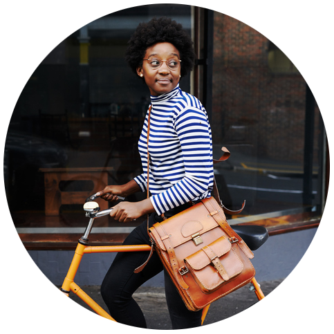 Frau fährt mit dem Fahrrad durch die Stadt