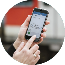 Person kauft sich am Smartphone ein Ticket