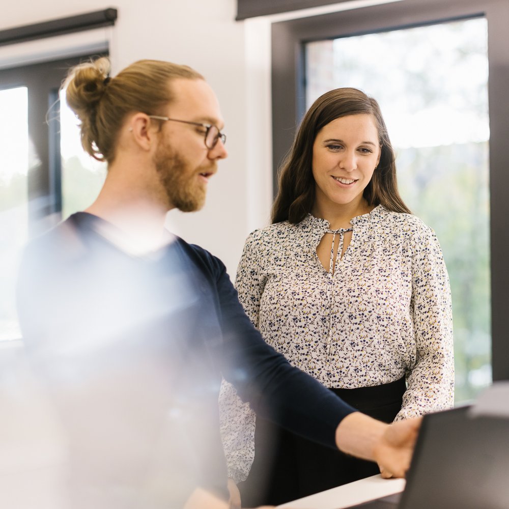 Zwei go.Rheinland Mitarbeiter*innen in einer Besprechung